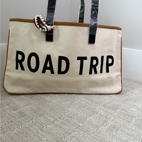 Stylish White and Tan Tote Bag - Picture 5 of 6